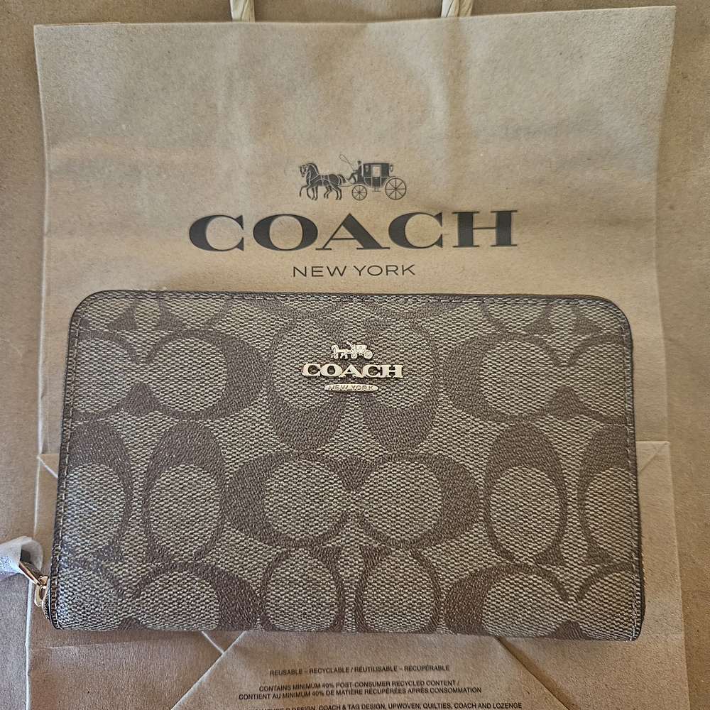 NWT Coach Women's Medium ID Zip Wallet In Signature Canvas /Gold/Tan/Brown CW781